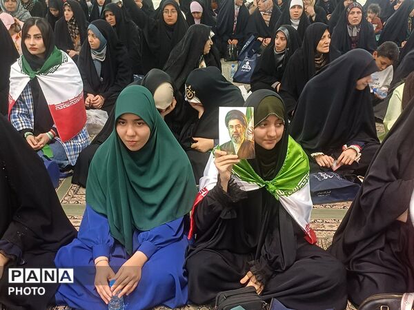 تجدید بیعت دختران وطن با آرمان‌های انقلاب در حسینیه امام