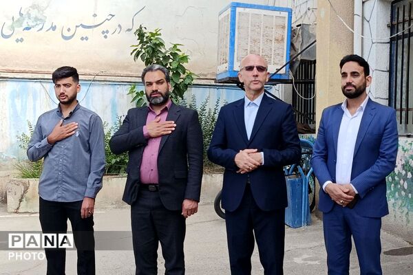 نواخته شدن زنگ ۱۵ خرداد در دبیرستان صدرا
