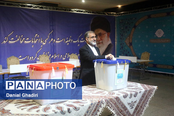 حضور سیدابراهیم رئیسی رئیس‌جمهوری در انتخابات 11 اسفند 1402