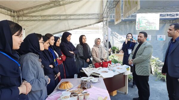 اولین نمایشگاه ماها در دبیرستان فرزانگان ۲ دوره دوم ناحیه ۷ مشهد