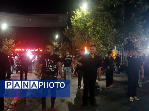 مراسم عزاداری شب عاشورا در خیابان‌های نیشابور 