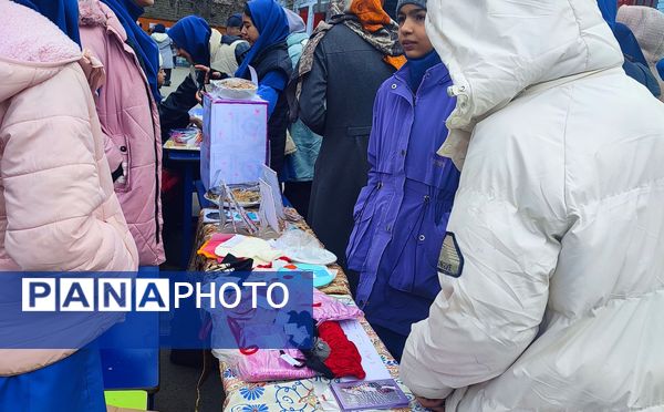 بازارچه دانش‌آموزی کسب در آمد در دبیرستان میثاق منطقه تبادکان مشهد