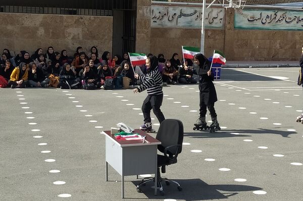 جشن ۲۲ بهمن در دبیرستان شهیدان اسماعیلی‌منش