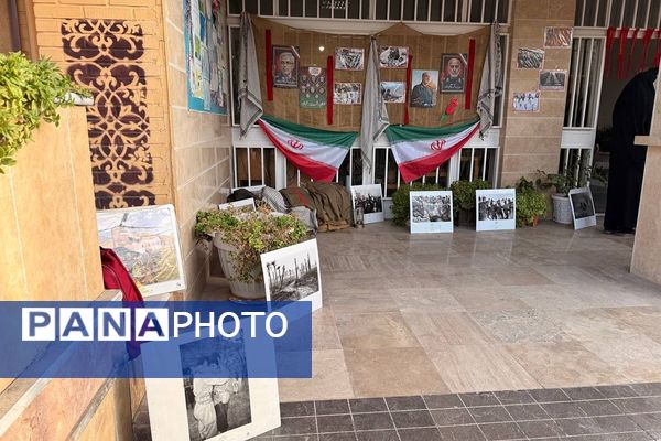 تقدیر از خانواده شهید خلبان علی بلورخانی در دبیرستان استعدادهای درخشان فرزانگان شهریار 