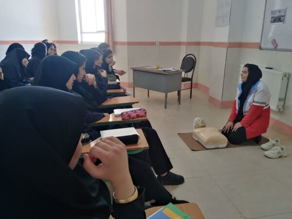 گرامیداشت هفته پدافند غیر عامل در دبیرستان نمونه دولتی برکت خاتم