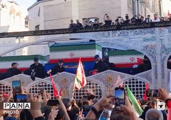 بدرقه باشکوه رهبر شهید در مشهد مقدس در جوار حرم مطهر رضوی