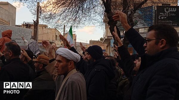 خروش مردم چهارمحال و‌بختیاری در میدان انقلاب شهرکرد