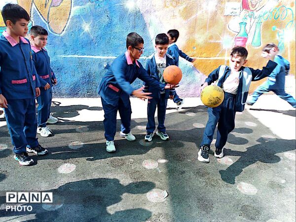 جشن آغاز سال تحصیلی و «روز پرچم» در مدرسه معراج منطقه ۱۰ تهران