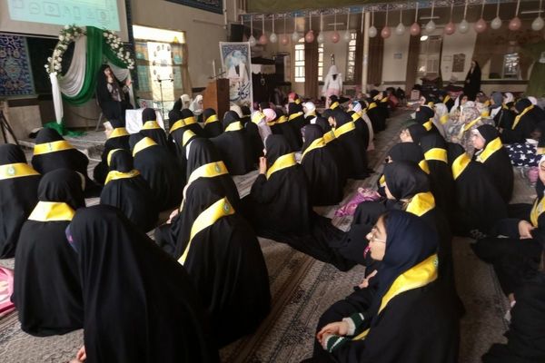 اعتکاف دانش‌آموزی رباط‌کریم با پرچم‌گردانی حضرت ابوالفضل(ع)