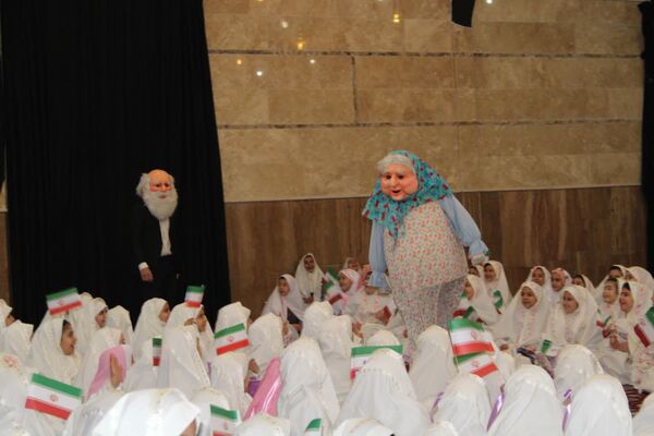 جشن عبادت ۱۳۰۰ نفر از دختران منطقه ۱۰ در مهدیه امام حسن مجتبی(ع)