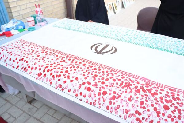 ثبت اثر انگشت هزار دانش‌آموز یزدی پای پرچم ایران