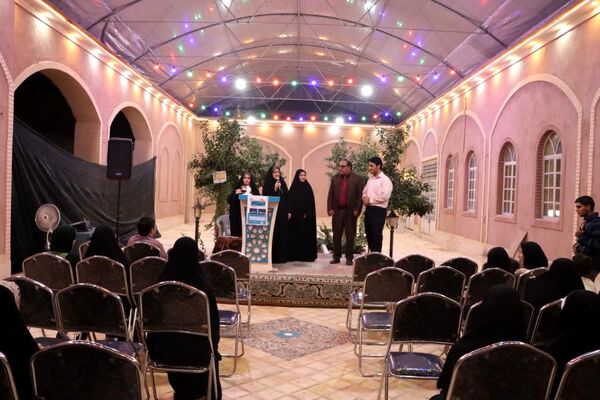 «محفل شهریور شعر» با حضور دانش‌آموزان یزدی