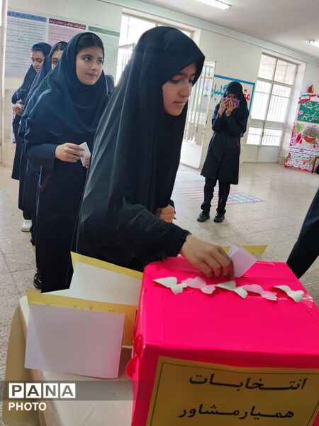 هفته سلامت روان در مدرسه بعثت با محوریت انتخاب همیار مشاور