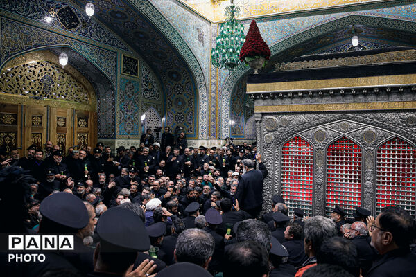 طواف پیکر رهبر شهید انقلاب بر گرد ضریح مطهر امام رضا علیه‌السلام