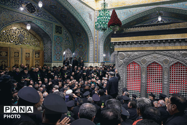 طواف پیکر رهبر شهید انقلاب بر گرد ضریح مطهر امام رضا علیه‌السلام