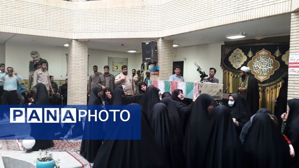 دانش‌آموزان هنرستان فاطمیه از شهید گمنام استقبال کردند