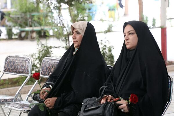 آیین غبارروبی مزار شهدا با حضور اصحاب رسانه در قم
