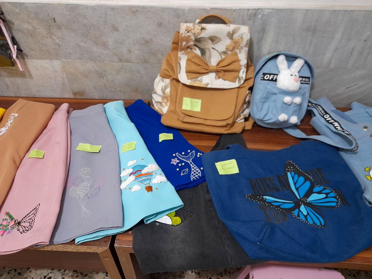 بازارچه خود اشتغالی هنرستان بدیع همزمان با آغاز دهه فجر