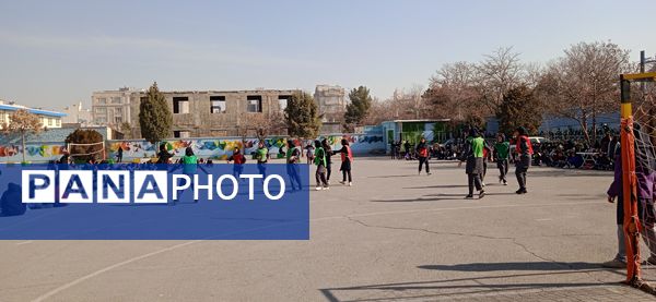 مسابقه هندبال به‌مناسبت دهه فجر در دبیرستان صدیقه 2 