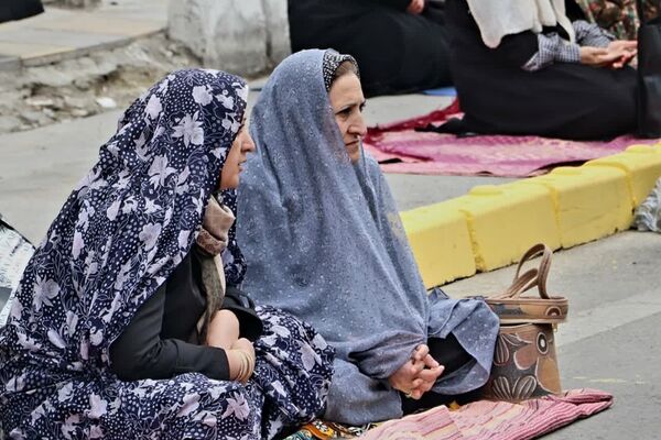 صفوف به‌هم پیوسته نمازگزاران در قروه
