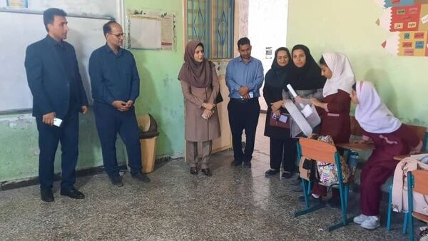 بازدید مدیر آموزش و پرورش حاجی آباد از دبستان استقلال