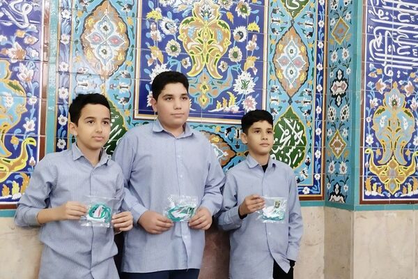 گفت‌وگوی آموزشی پس از اقامه نماز جماعت در دبیرستان شهید چمران