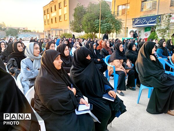 جلسه انجمن اولیا در دبیرستان دخترانه فرهیختگان