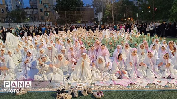 طلیعه بندگی خالق مهربان در جشن تکلیف دختران منطقه ۱۰