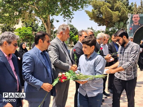 هدیه‌ای از دلِ فرهنگیان کاشمر به آسمان؛ غبارروبی مزار شهدا پیش از نماز جمعه