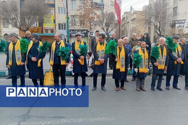 حضور اقشار مختلف مردم شهرری در راهپیمایی ۲۲ بهمن