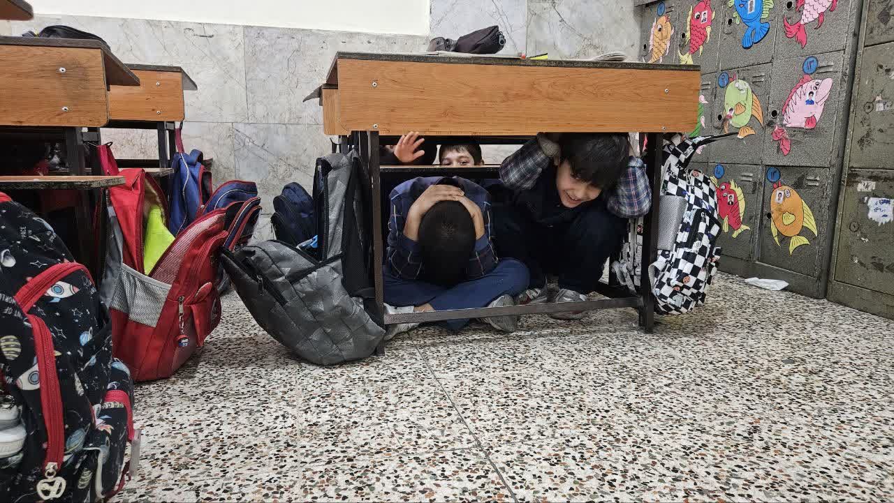 مانور زلزله در دبستان شهید رحیمی ناحیه۱