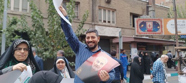 حضور مدیر آموزش و پرورش منطقه ۱۳ در راهپیمایی روز دانش‌آموز 
