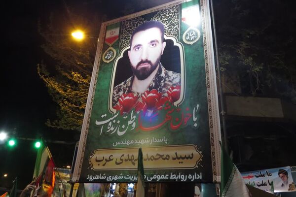 چهل روز از شهادت رهبرمان گذشت اما مردممان همچنان در میدانند