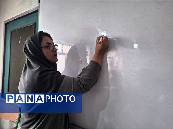 کلاس هنر خط و زیبایی شناسی  در دبیرستان دخترانه شهید رستمرودی ورامین