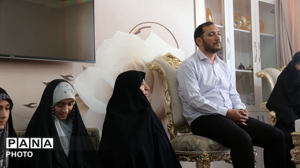 دیدار قائم مقام معاون وزیر در سازمان دانش‌آموزی با خانواده شهید اقتدار در تبریز