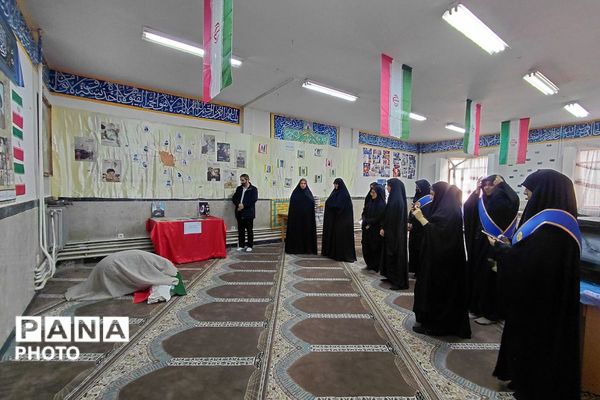 بازدید رئیس اتحادیه انجمن‌های اسلامی دانش‌آموزی استان تهران از نمایشگاه‌های «مدرسه انقلاب» در فیروزکوه