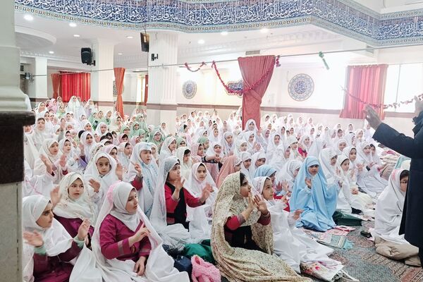 آیین جشن تکلیف دانش‌آموزان دختر شهرستان پردیس در فضایی معنوی و باشکوه