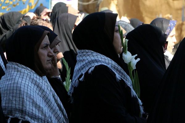 آیین غبارروبی و گلباران مزار شهدا در آستان امامزاده بی‌بی سکینه خاتون (س)