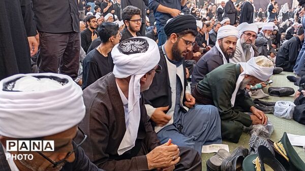 ایستادن علمای شیعه و سنی در یک صف برای نماز بر پیکر شهید