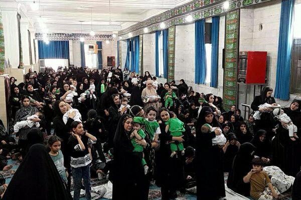 حضور خردسالان شیرخواره در مراسم گرامی داشت شهادت طفل شش ماهه امام حسین (ع)