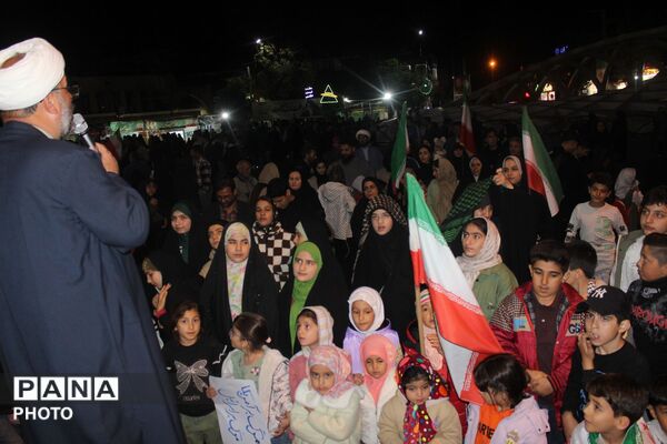 «پاتوق نوجوان مبارز»؛ شور نوجوانی و حال‌وهوای انقلابی در میدان امام خمینی(ره) مرند