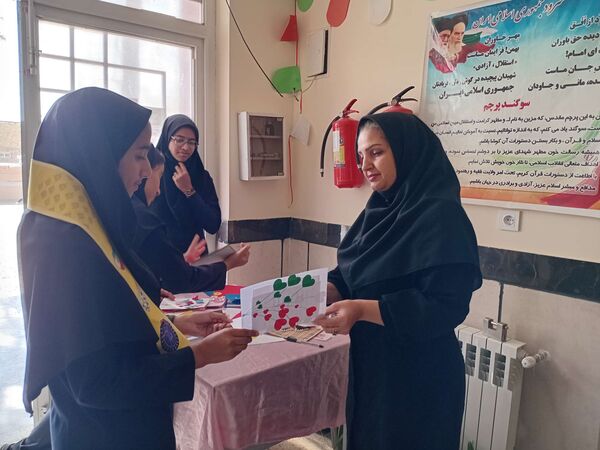 ساخت کارت پستال در هفته سلامت‌روان توسط دانش‌آموزان مدرسه مادرمهربان خلیل‌آباد