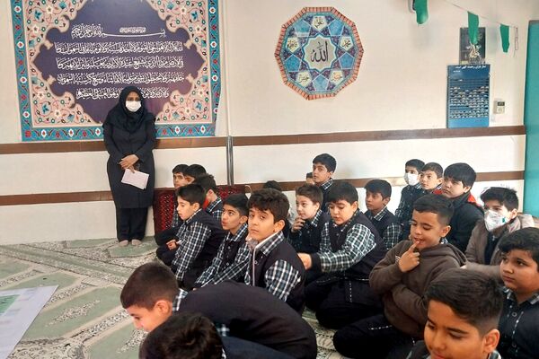 آموزش کمک‌های اولیه با بازی مار پله در دبستان قلنبر ناحیه 2 شهرری 