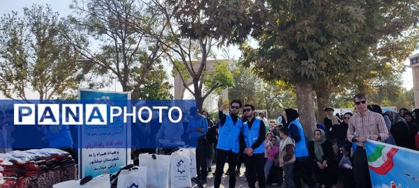 همایش پیاده‌روی خانوادگی به‌مناسبت هفته دفاع مقدس در نیشابور