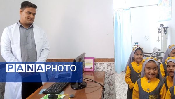 قدردانی از کارکنان خانه‌های بهداشت روستای فدافن در روز پرستار