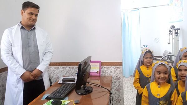 قدردانی از کارکنان خانه‌های بهداشت روستای فدافن در روز پرستار