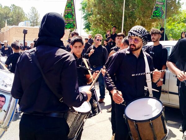 حماسه زنجیرزنی در فدافن؛ عزاداری دهه اول محرم با حضور پرشور جوانان