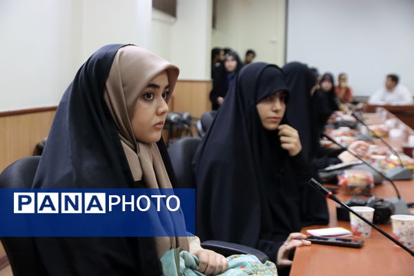 حضور ۵۲ دانش‌آموز رای اولی با عنوان همیار فرماندار در شعبه‌های اخذ رای شهرستان اسلامشهر 