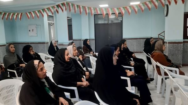 آذین‌بندی دهه فجر و نواخته شدن زنگ انقلاب در دبیرستان حضرت آسیه(س) حاجی‌آباد