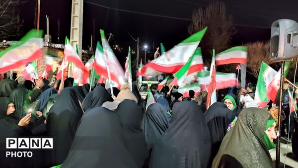 زن و مرد و پیر و جوان این شب ها در اجتماعات خیابانی شهر بار 